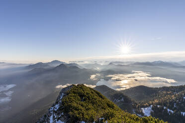 Deutschland, Bayern, Sonnenaufgang über dem Gipfel des Jochbergs - FOF13190