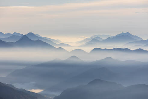 Deutschland, Bayern, Jachenau, Blick vom Herzogstand bei nebliger Morgendämmerung - FOF13195