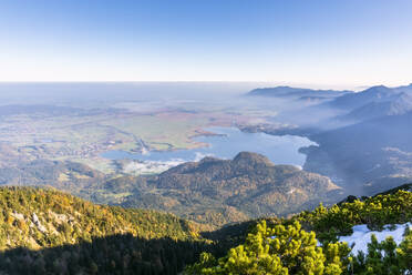 Deutschland, Bayern, Blick auf den Kochelsee und die umliegenden Berge - FOF13202