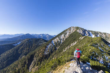 Deutschland, Bayern, Wanderin bewundert die Landschaft vom Gipfel des Heimgarten - FOF13203