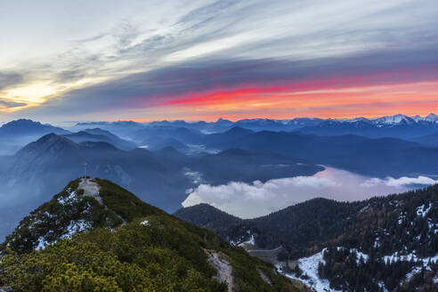 Deutschland, Bayern, Walchensee und umliegende Berge bei Sonnenaufgang - FOF13206