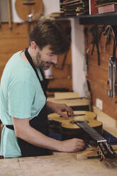 Gitarrenbauer baut Flamenco-Gitarre in der Werkstatt - JSMF02540