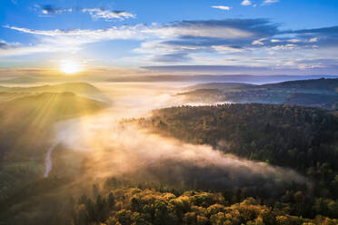 Deutschland, Baden-Württemberg, Drohnenansicht des Remstals bei nebligem Sonnenaufgang - STSF03693