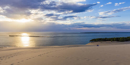 Frankreich, Nouvelle-Aquitaine, Pyla sur Mer, Panoramablick auf die Düne von Pilat und die Bucht von Arcachon bei Sonnenuntergang - WDF07140