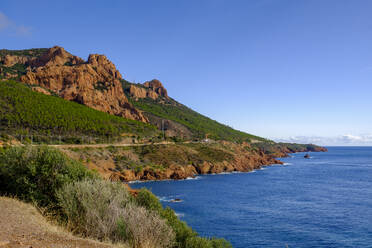 Frankreich, Provence-Alpes-Cote dAzur, Saint-Raphael, Corniche de lEsterel Straße im Sommer - LBF03658