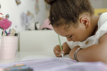 Girl drawing on paper at desk - VIVF00261