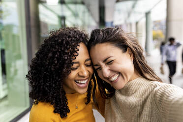 Glückliche Frauen, die gemeinsam Spaß haben - WPEF06788