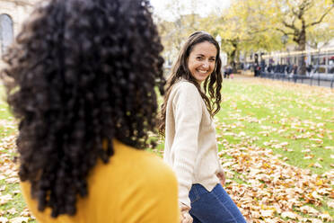 Glückliche Frau mit Freund im Herbstpark - WPEF06797