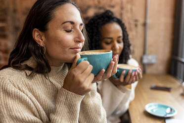 Frauen genießen einen Kaffee im Café - WPEF06804