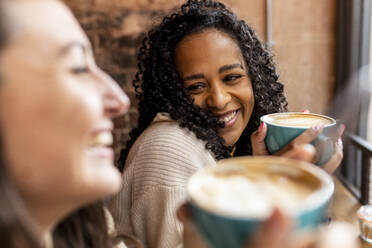 Glückliche Freunde bei einem Kaffee im Café - WPEF06806