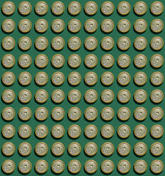 Muster aus Reihen von Dosen, die flach vor grünem Hintergrund liegen - GIOF15678