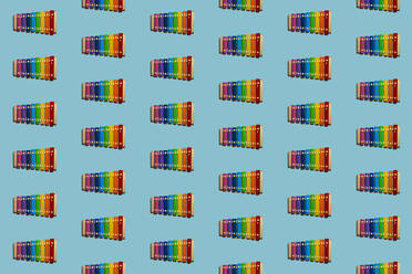 Muster der bunten Xylophone flach gegen blauen Hintergrund gelegt - GIOF15681