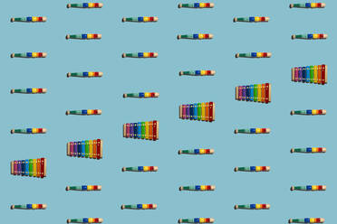 Muster von bunten Flöten und Xylophone flach gegen blauen Hintergrund gelegt - GIOF15684