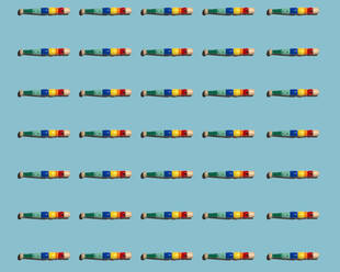 Muster von bunten Flöten flach gegen blauen Hintergrund gelegt - GIOF15686