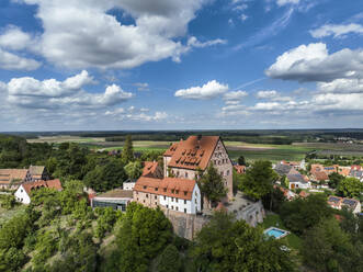 Deutschland, Bayern, Spalt, Luftaufnahme von Wolken über der Burg Wernfels - AMF09663