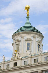 Deutschland, Brandenburg, Potsdam, Kuppel des historischen Rathauses mit Atlas-Statue auf der Spitze - WIF04646