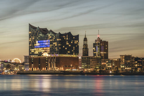 Deutschland, Hamburg, Elbe und Elbphilharmonie in der Abenddämmerung - KEBF02482