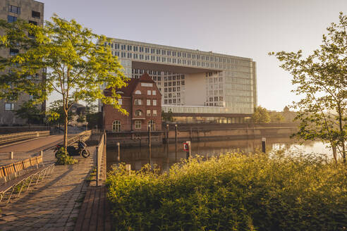 Deutschland, Hamburg, Elbe und Bürogebäude an der Ericusspitze in der Abenddämmerung - KEBF02502