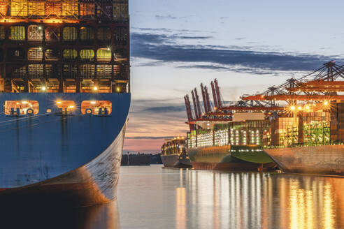 Deutschland, Hamburg, Containerschiffe im Hamburger Hafen in der Abenddämmerung - KEBF02518