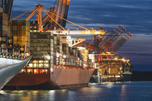 Deutschland, Hamburg, Containerschiffe im Hamburger Hafen bei Nacht - KEBF02520