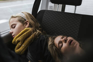 Komisches Mädchen mit einer aufgedrehten Nase, das sich vor der Reise durch  ein Autofenster von dem Jungen verabschiedet Stockfotografie - Alamy