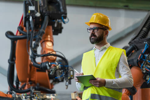 Ein Automatisierungsingenieur hält einen Scanner in einer Fabrik in der Hand. - HPIF00719
