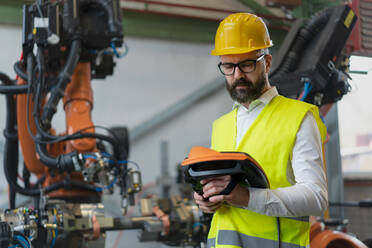 Ein Automatisierungsingenieur hält einen Scanner in einer Fabrik in der Hand. - HPIF00721