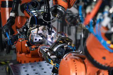 Ein Roboterarm in einer Fabrik für industrielle Fertigung. Automatisierte Produktionszelle. - HPIF00744
