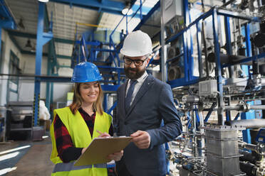 Weiblicher technischer Leiter und Mechaniker in der Fabrik - HPIF00748