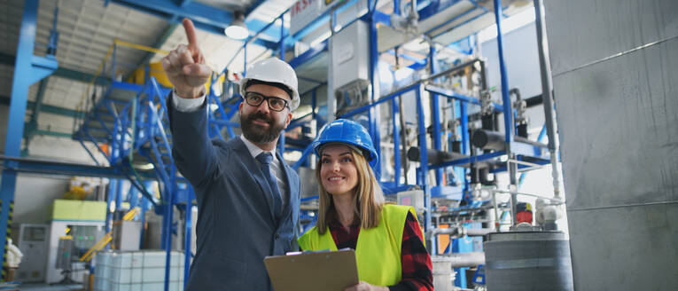 Weiblicher technischer Leiter und Mechaniker in der Fabrik - HPIF00749