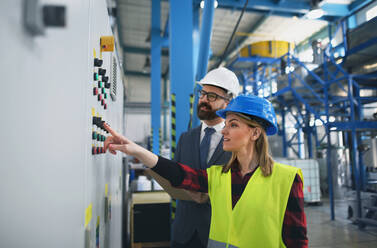 Weiblicher technischer Leiter und Mechaniker in der Fabrik - HPIF00750