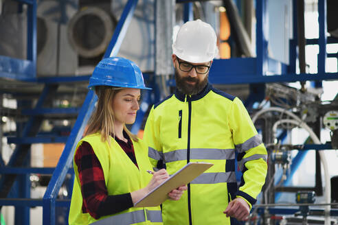 Weiblicher technischer Leiter und Mechaniker in der Fabrik - HPIF00751