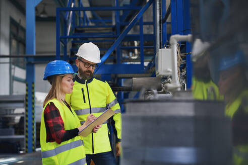 Weiblicher technischer Leiter und Mechaniker in der Fabrik - HPIF00752