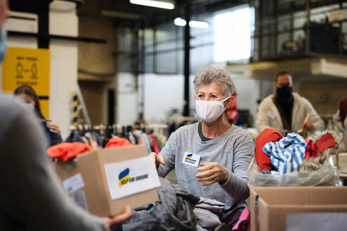 Freiwillige sammeln Spenden für die Bedürfnisse der ukrainischen Migranten, Konzept der humanitären Hilfe. - HPIF00844
