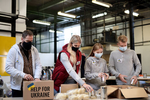 Freiwillige Helfer sortieren gespendete Lebensmittel für den Bedarf der ukrainischen Migranten, Konzept der humanitären Hilfe. - HPIF00847