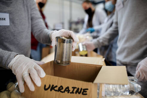 Eine Gruppe von Freiwilligen sammelt Spenden für ukrainische Flüchtlinge, Konzept der humanitären Hilfe. - HPIF00852