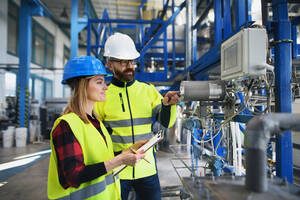 Weiblicher technischer Leiter und Mechaniker in der Fabrik - HPIF00889