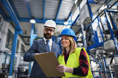 Female engineering manager and mechanic worker inside the factory - HPIF00891