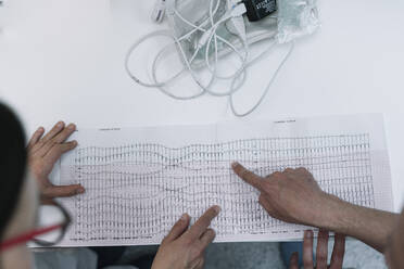 Bild von zwei Kinderärzten, die ein Elektrokardiogramm überprüfen - ADSF40480