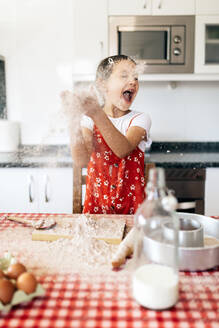 Kind hat Spaß mit Mehl während des Kochvorgangs im Haus - ADSF40942