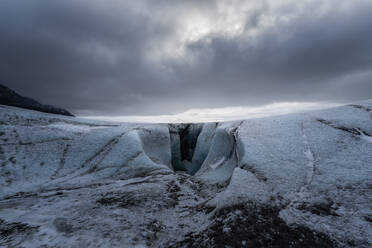 Unebene Eisformationen des Vatnajokull-Gletschers vor einem wolkenverhangenen grauen Himmel an einem Wintertag in Island - ADSF41042