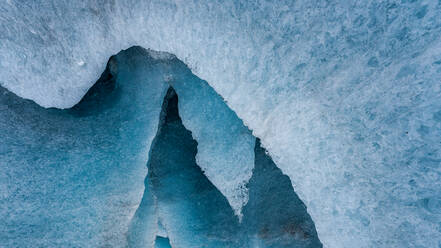 Raue Eisformationen des Vatnajokull-Gletschers vor blauem Himmel mit weißen Wolken an einem Wintertag in Island - ADSF41047