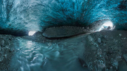 Das Innere einer atemberaubenden Eishöhle mit nassem Boden im Inneren des Vatnajokull-Gletschers an einem Wintertag in Island - ADSF41057