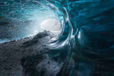 Das Innere einer atemberaubenden Eishöhle mit nassem Boden im Inneren des Vatnajokull-Gletschers an einem Wintertag in Island - ADSF41058