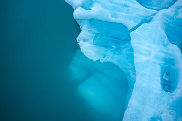 Gletscher von oben auf gefrorenem Seewasser - ADSF41074