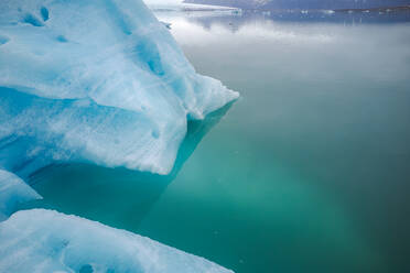 Gletscher von oben auf gefrorenem Seewasser - ADSF41075