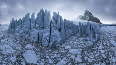 Beeindruckende Kulisse des Fjallsarlon-Gletschers im vulkanischen Gelände des Vatnajokull-Nationalparks in Island im Winter - ADSF41146