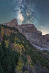 Aussicht auf dunkle Berge mit Schnee und rauen Gipfeln unter dem Sternenhimmel in der Abenddämmerung - ADSF41151