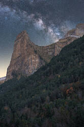 Aussicht auf dunkle Berge mit Schnee und rauen Gipfeln unter dem Sternenhimmel in der Abenddämmerung - ADSF41153