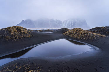 Erstaunlicher Blick auf den schwarzen Sandstrand Stockness und den Berg Vestrahorn im Hintergrund in Island - ADSF41291